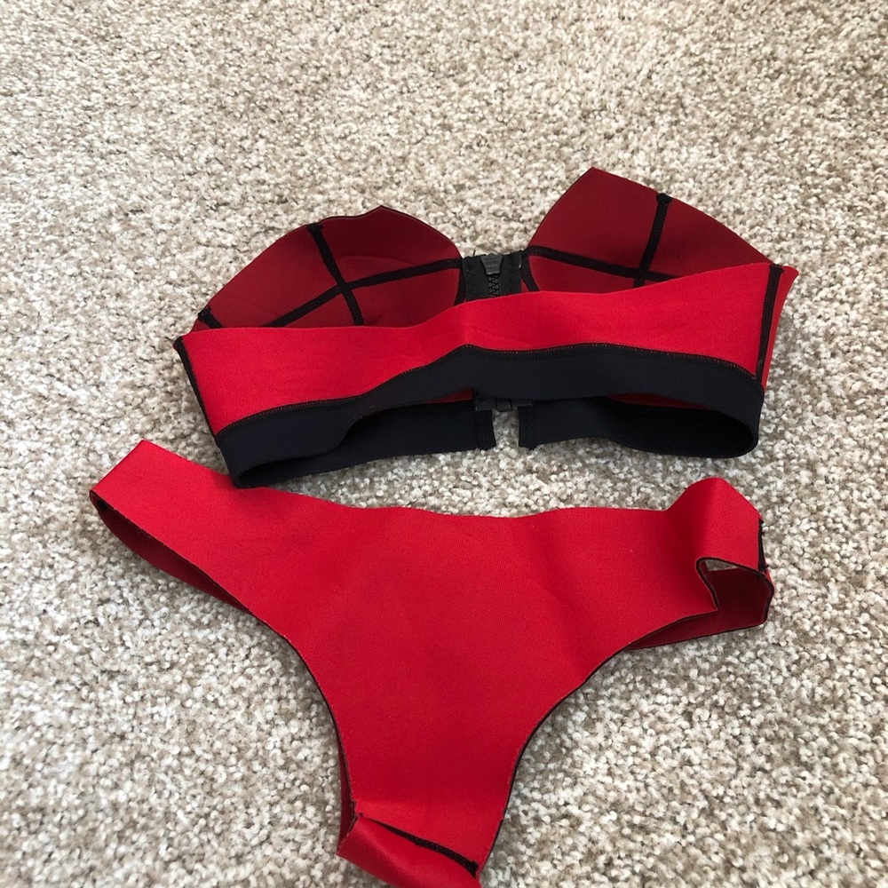 Red bikini - Picture 11 of 15
